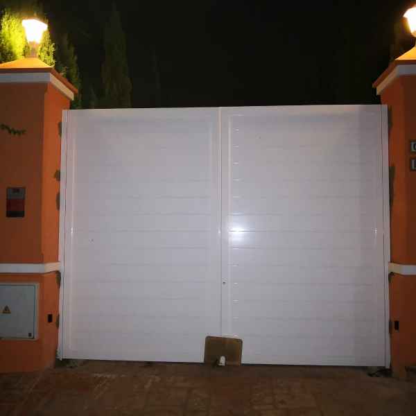 Instalación puerta abatible por Puertas Automáticas Ecoman