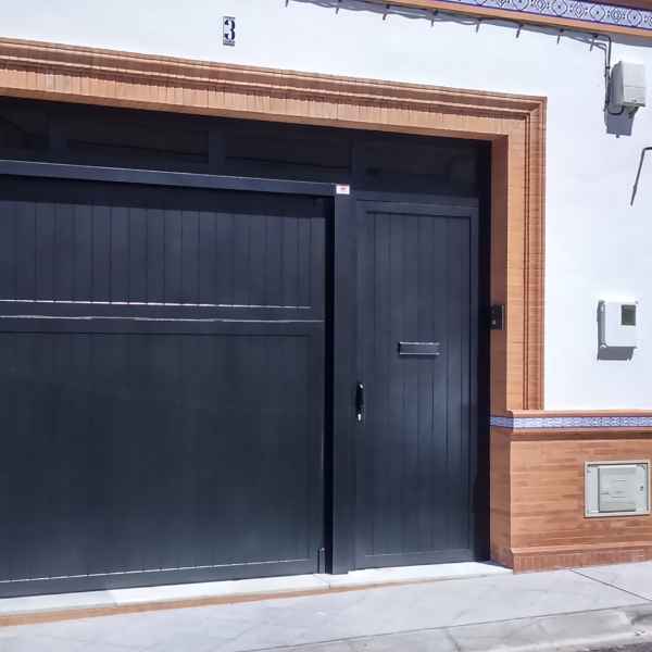 Instalación puerta basculante por Puertas Automáticas Ecoman