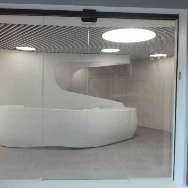 Instalación puerta de cristal por Puertas Automáticas Ecoman