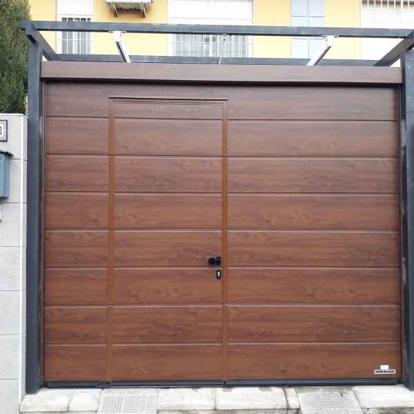 Instalación puerta seccional por Puertas Automáticas Ecoman